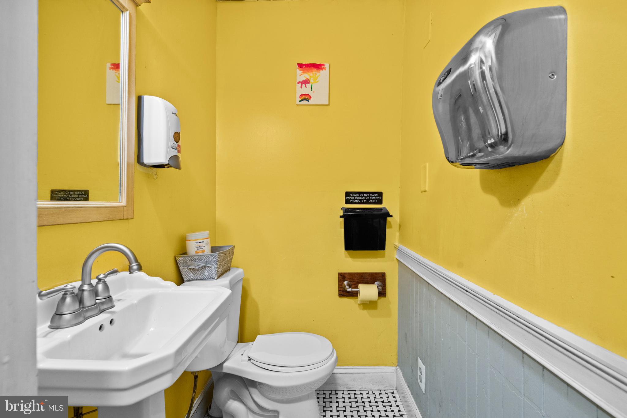 Main image without alt text