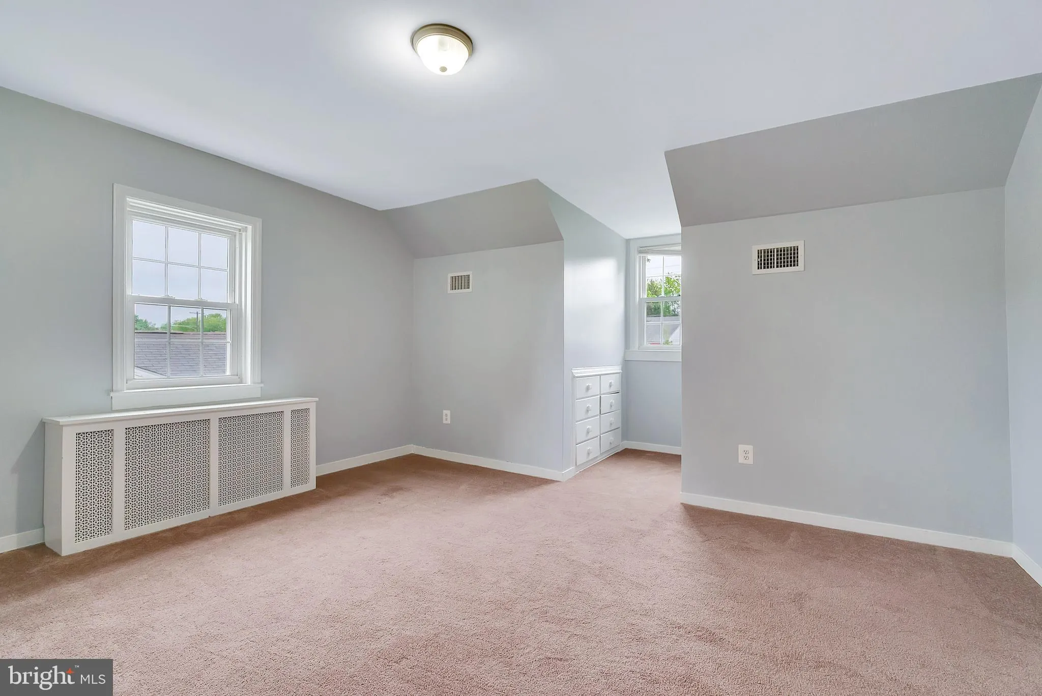 Norristown, Pennsylvania 19403, United States, 4 Bedrooms Bedrooms, ,2 BathroomsBathrooms,Residential,Pending,128114