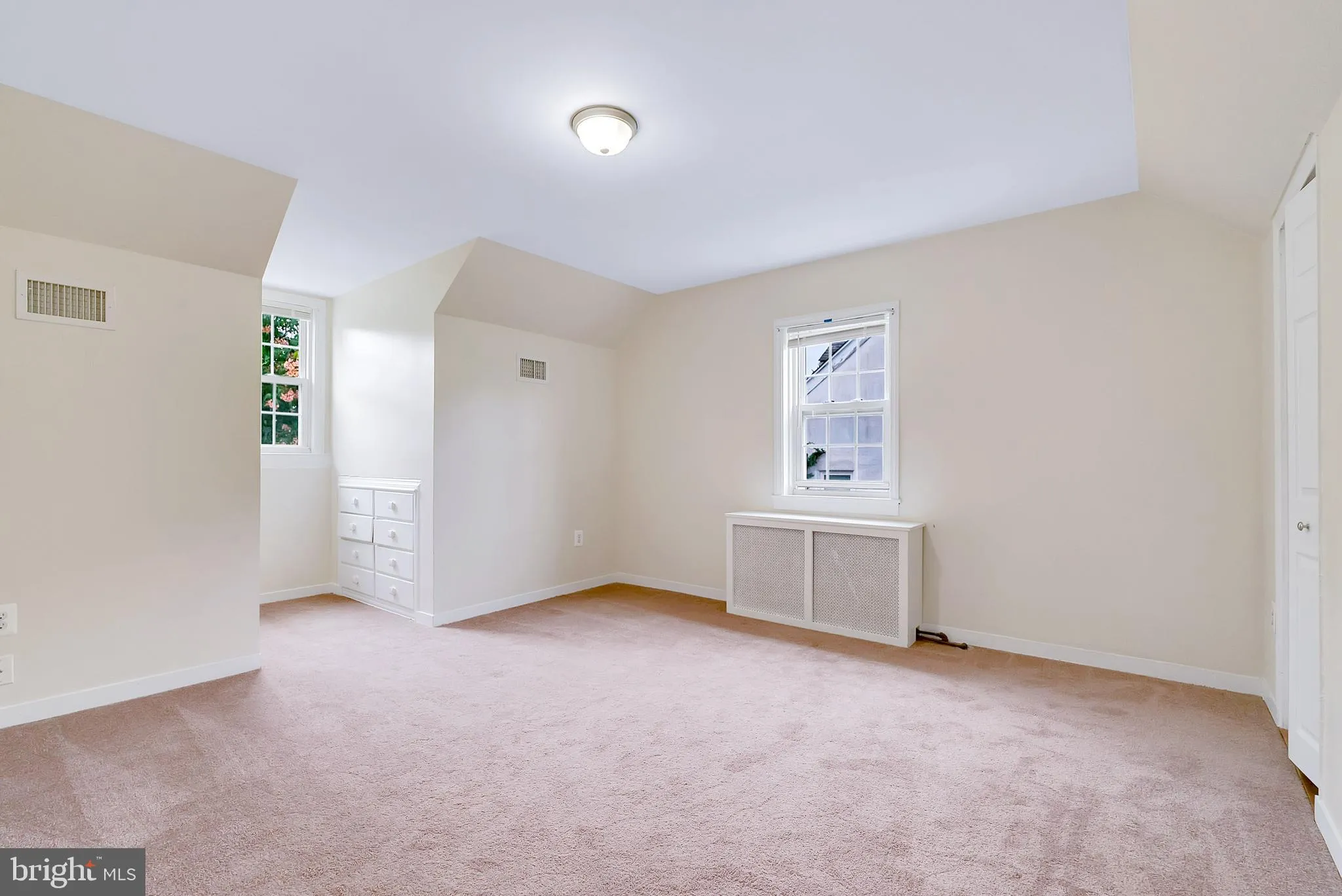 Norristown, Pennsylvania 19403, United States, 4 Bedrooms Bedrooms, ,2 BathroomsBathrooms,Residential,Pending,128114