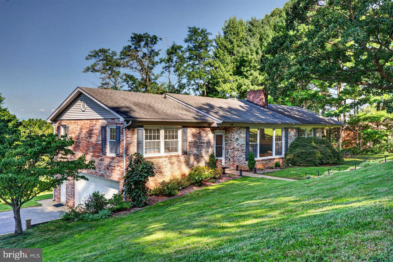 1222 WOODCREST CIRCLE