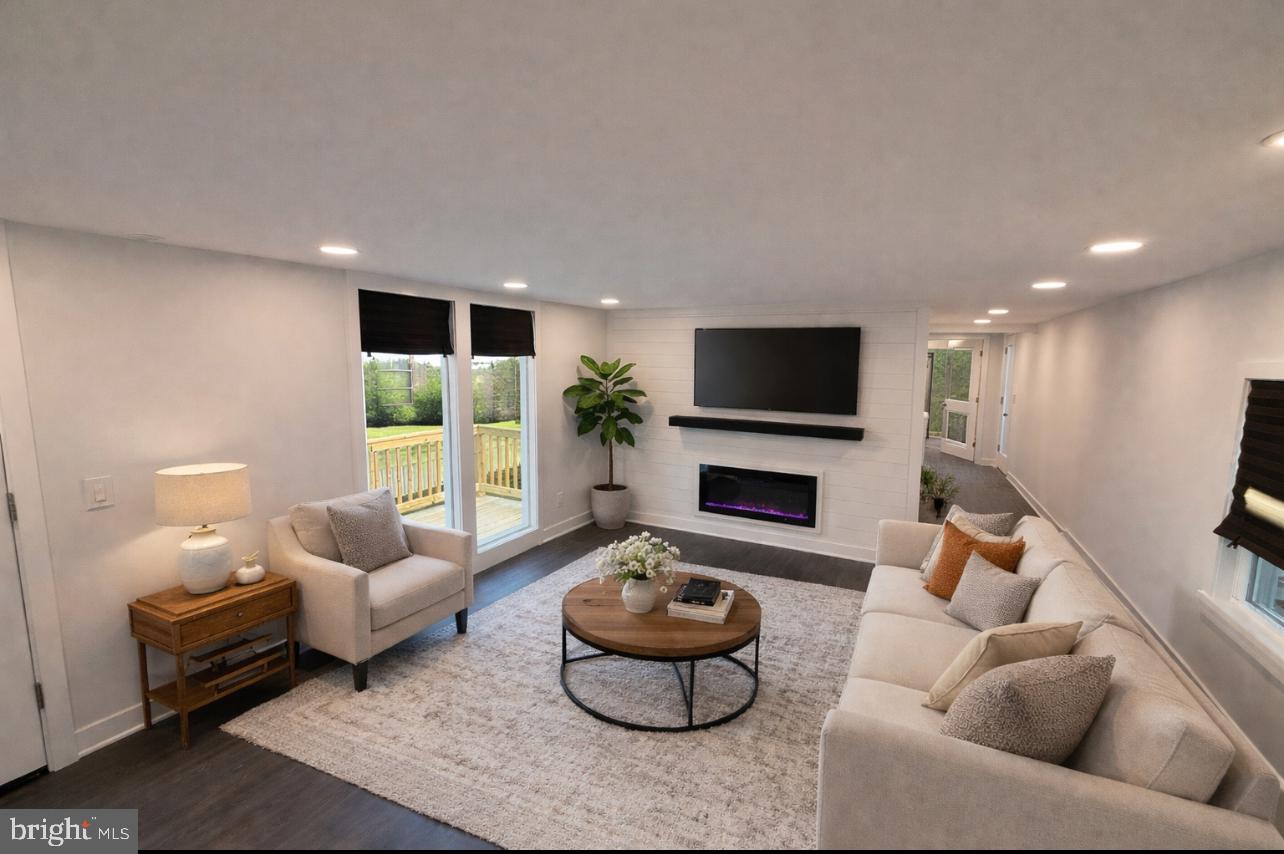 NEIGHBORS OF CREEKVIEW COURT - Residential