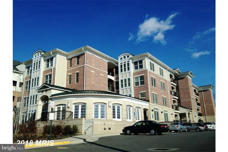 Commuters's dream! Modern and bright open floor plan ( over 1100 sf) 2BR/2BA in access controlled cozy building w/ elevator & gym. New wood like floor, big master bedroom, 2 big size bedrooms, ample walk-in closets, 1 private balcony, spacious bathrooms, open kitchen, fresh paint. The size of the apartment is hard to come by in Dunn Loring Metro area. Assigned underground garage parking @ $80/ month. Move-in fee $200. 3-minute walk to Dunn Loring Metro. Close to Mosaic District, Target, Harris Teeter, restaurants, shops, easy access to Rt 50, I-66,I-495. Stenwood Elementary, Kilmer middle school, Marshall High.