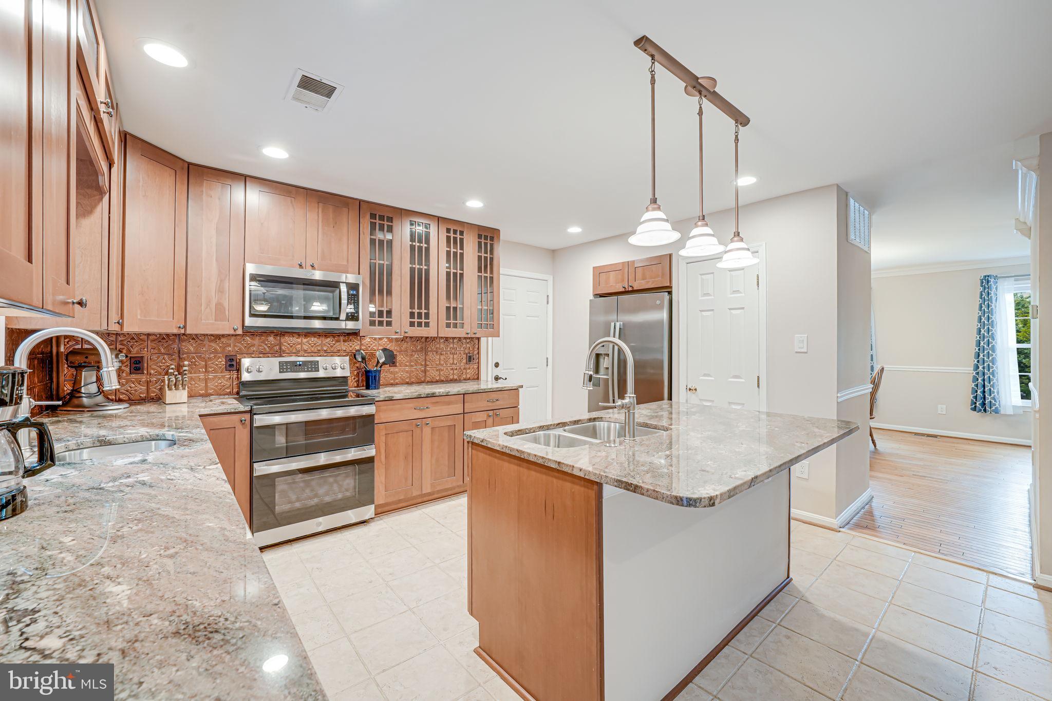 8008 OAK HOLLOW LANE