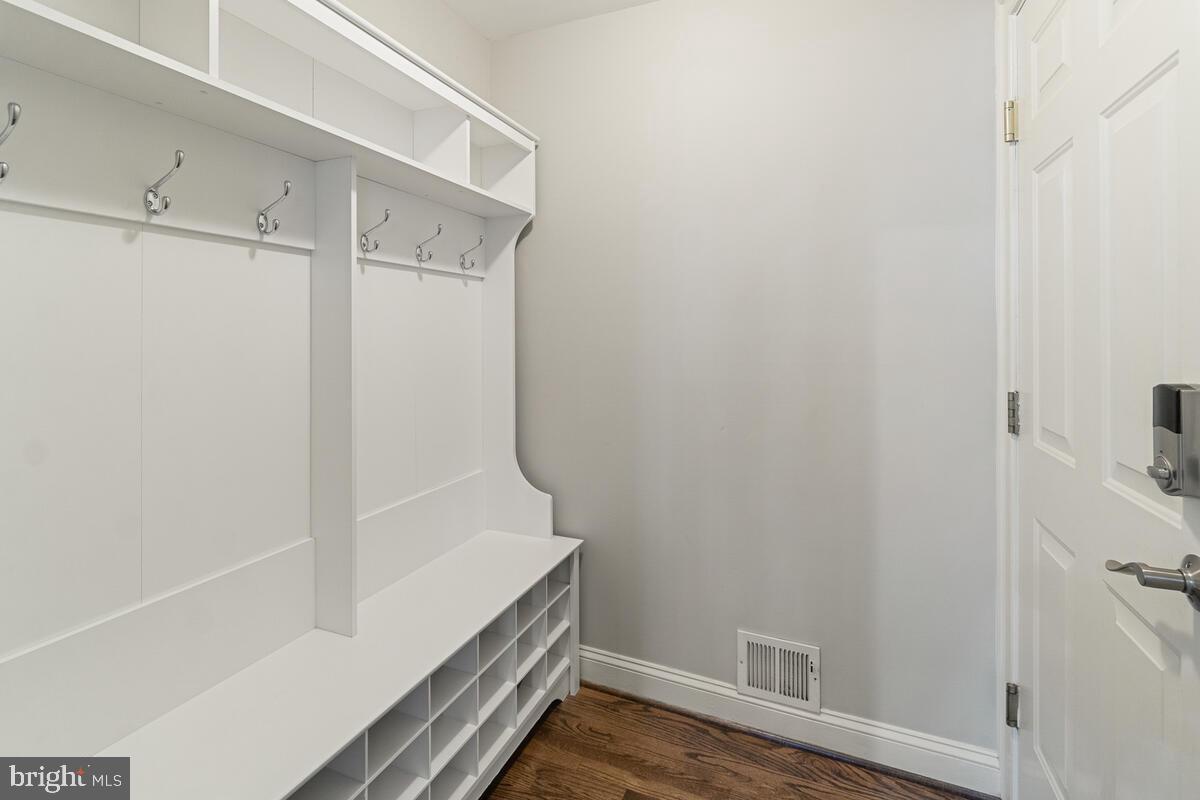 WINDSOR KNOLLS - Residential