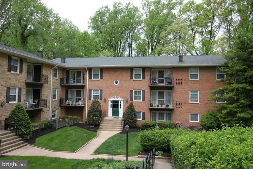 Lovely top floor unit with large balcony.  Galley kitchen. Separate dining room. One assigned parking spot and one guest parking tag. Community pool. Close to public transportation, cinema, restaurants, gyms and shopping.