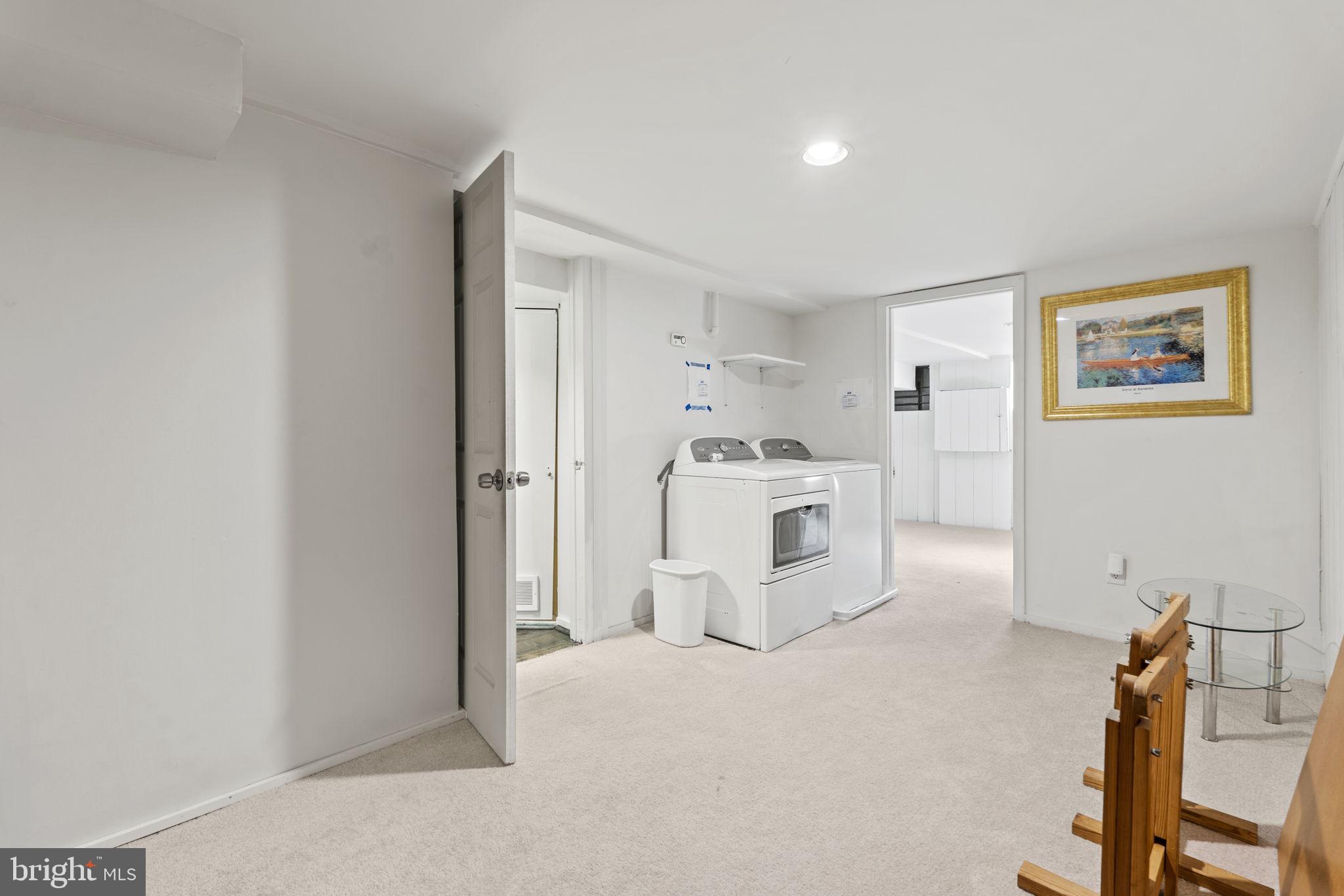 HOLLINS MARKET - Residential