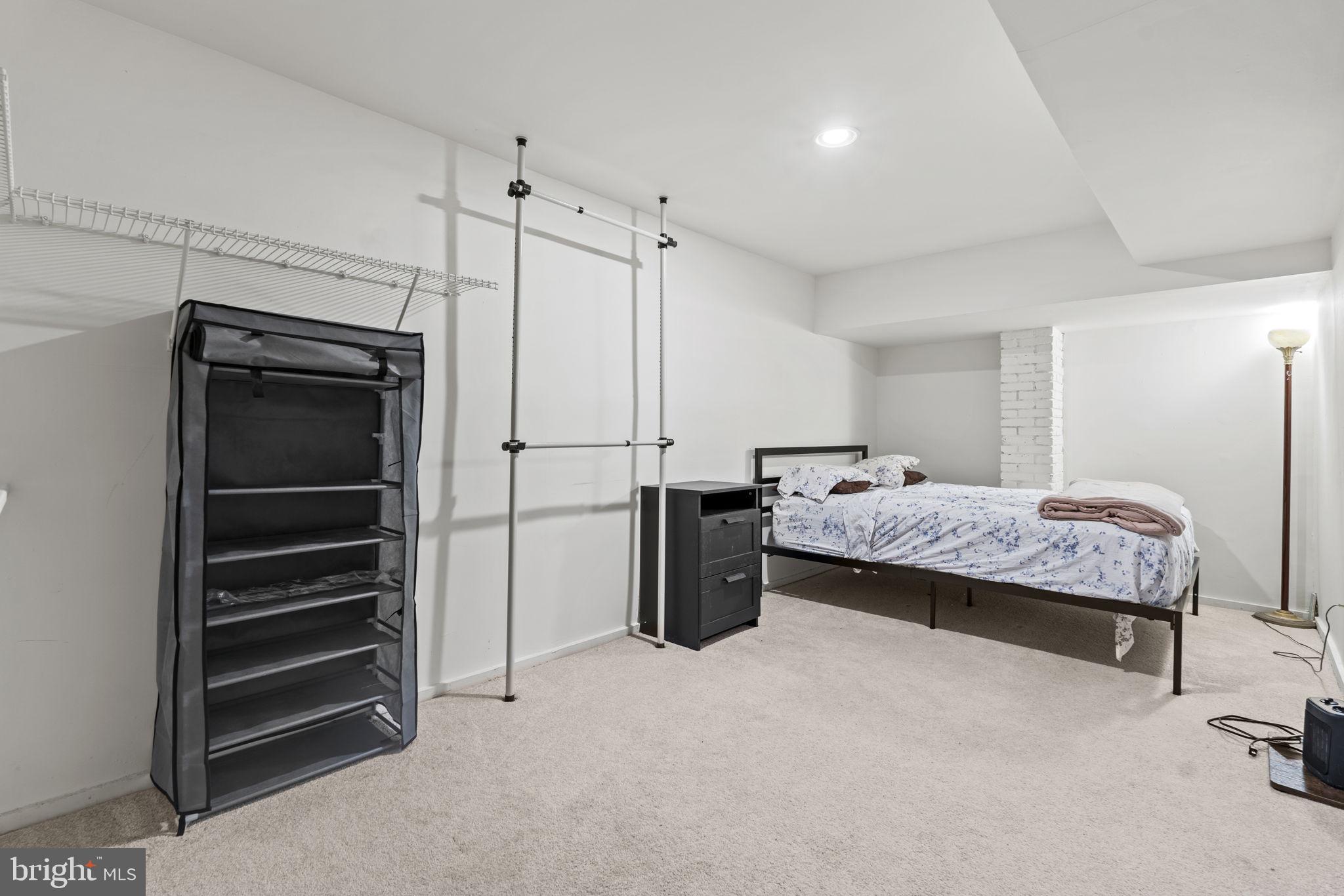 HOLLINS MARKET - Residential