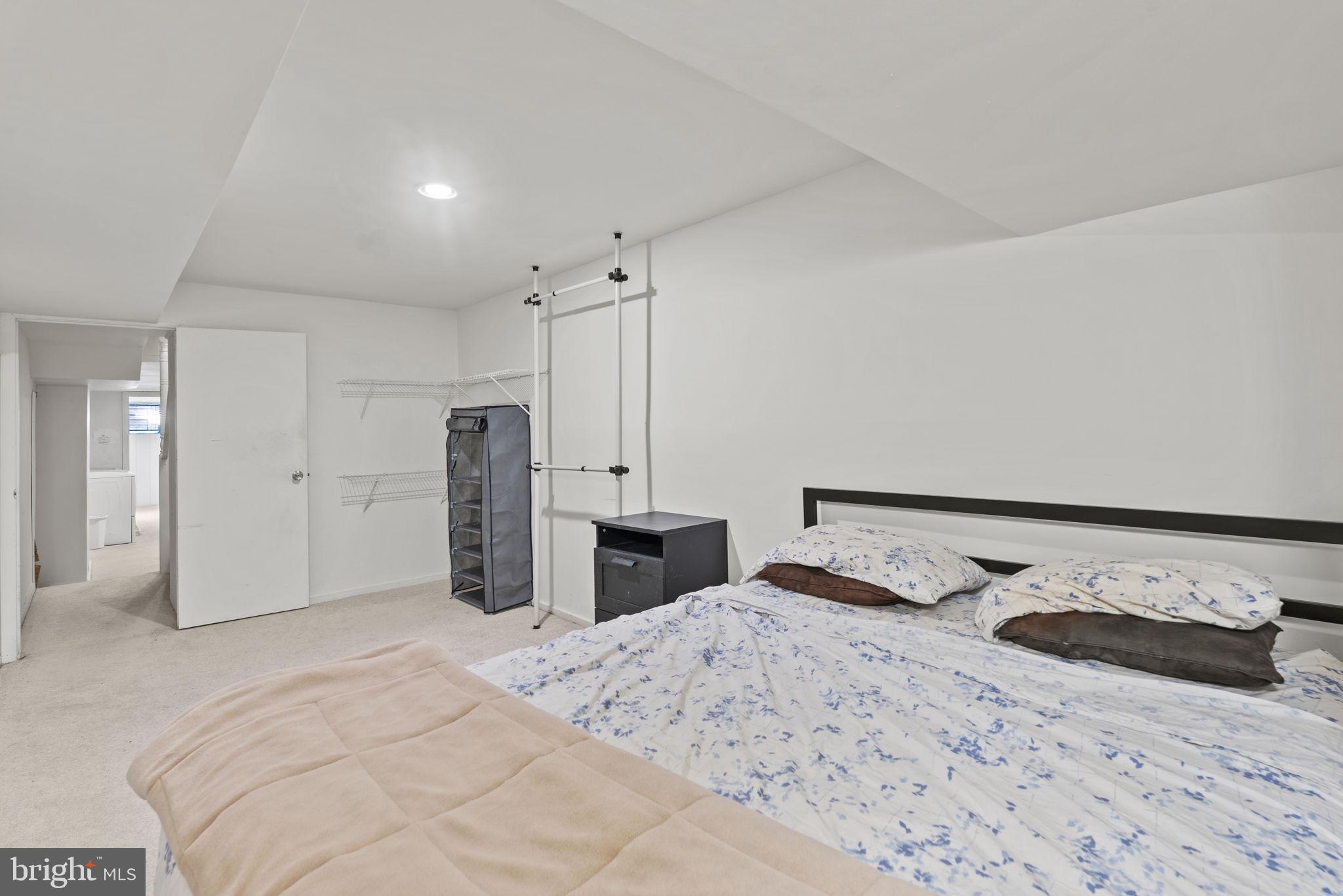 HOLLINS MARKET - Residential