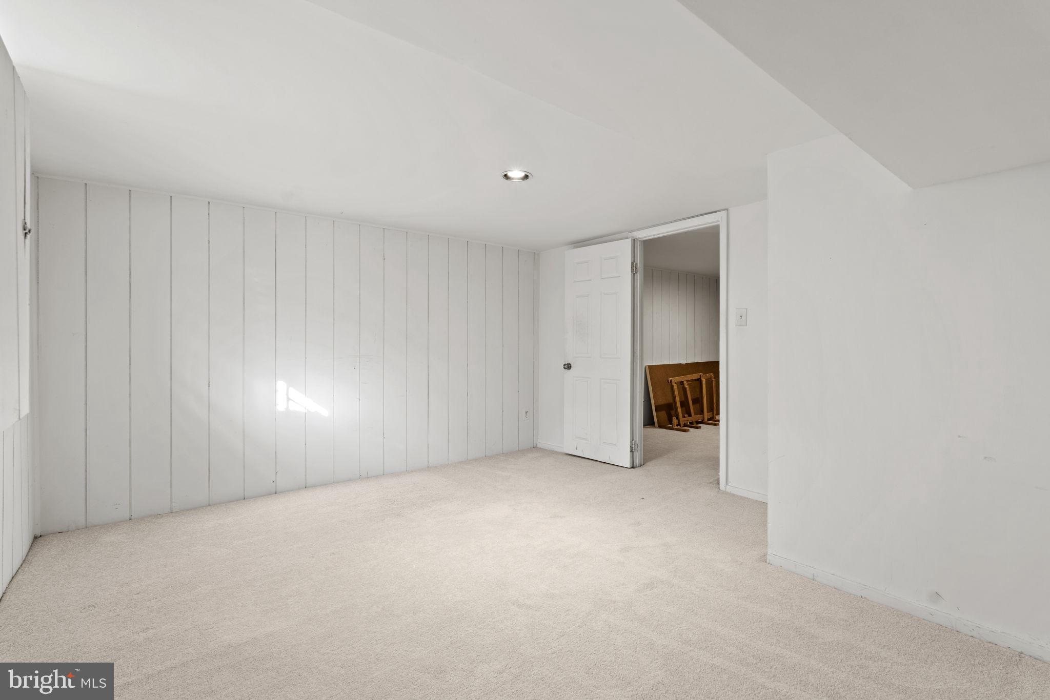 HOLLINS MARKET - Residential