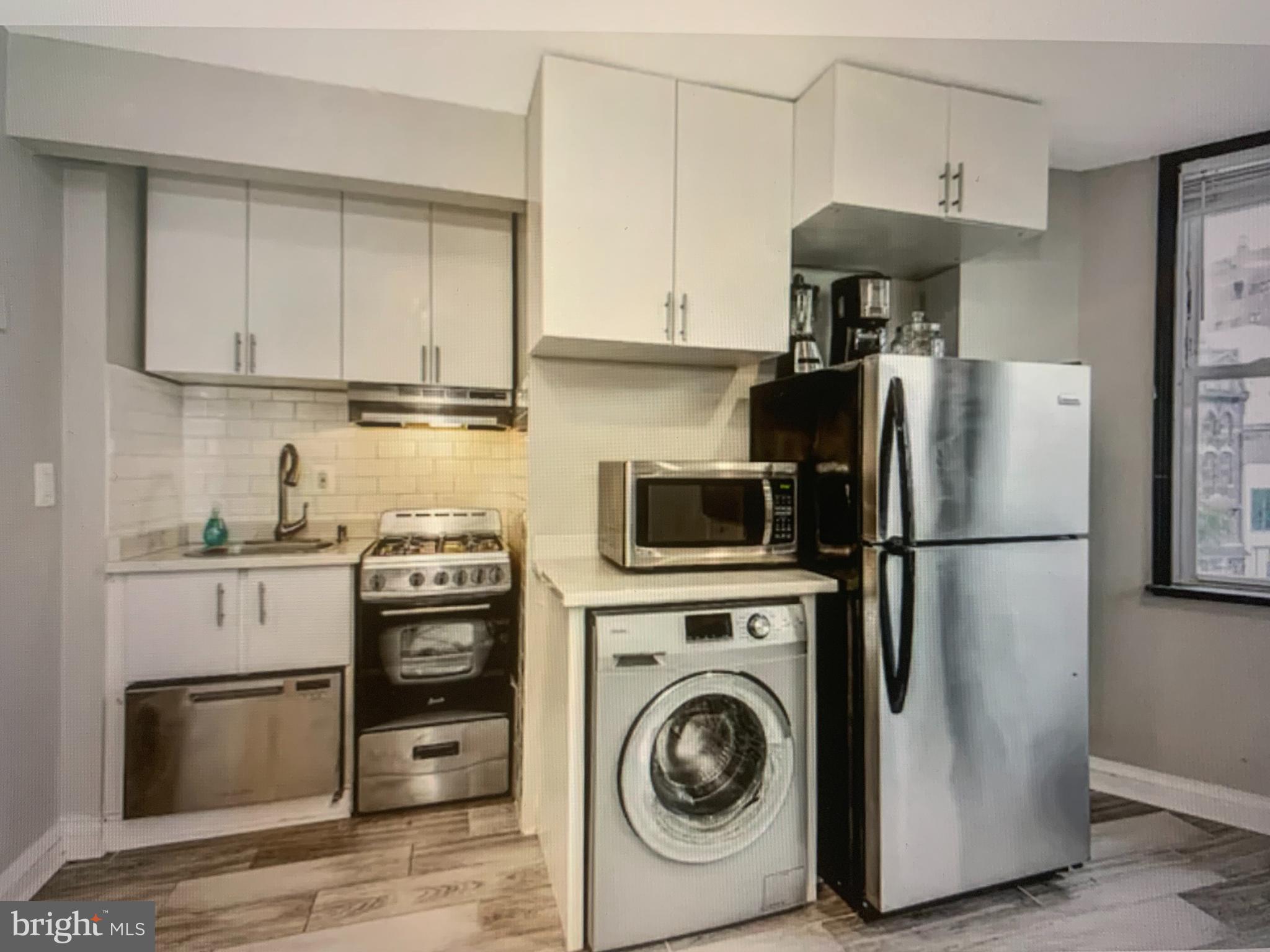 QUOTED IS FOR MIN 12 MONTHS HOWEVER WE CAN OFFER A SHORTER TERM FOR A HIGHER RATE. LINENS, TOWELS, STOCKED KITCHEN AND FULLY FURNISHED.
W/D in unit. Apartment renovated 3 years ago
Flexible lease options available