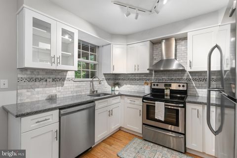 Photo of 4628 28th Road S #C, ARLINGTON, VA 22206 (MLS # VAAR2075342)