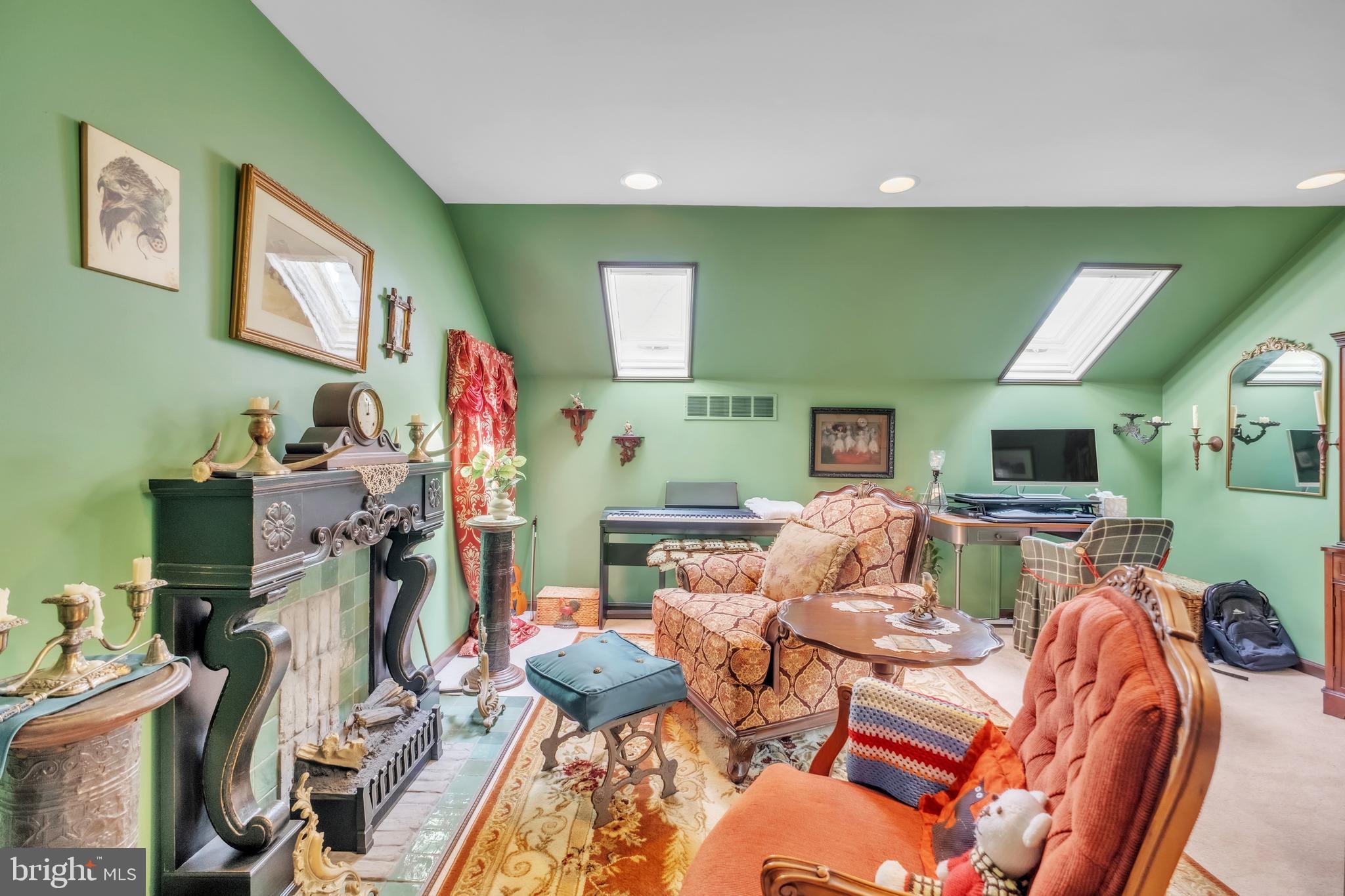 MONTROSE SQUARE - Residential