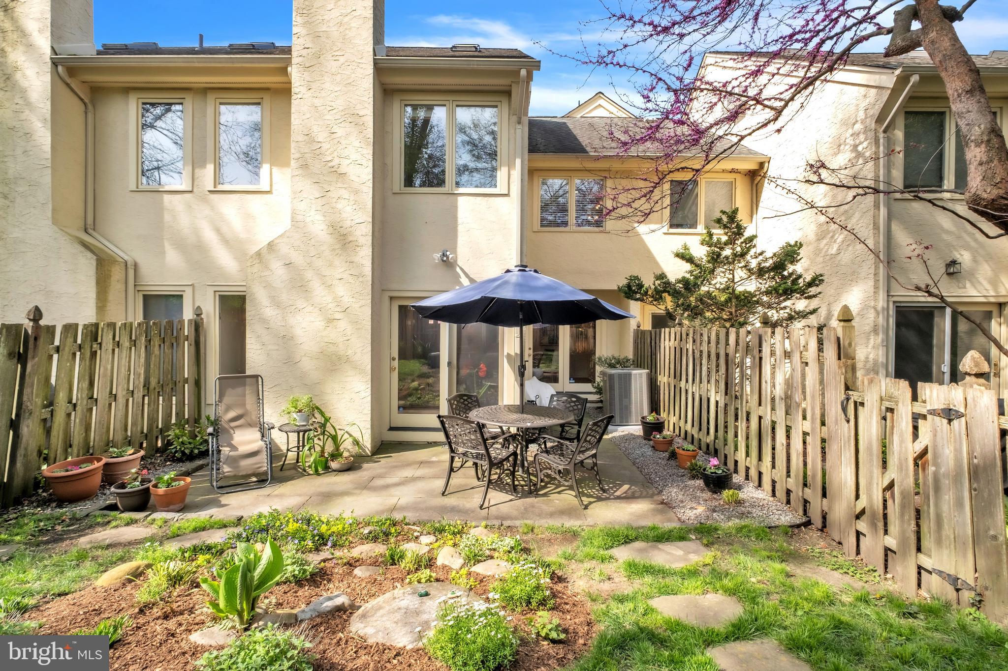 MONTROSE SQUARE - Residential