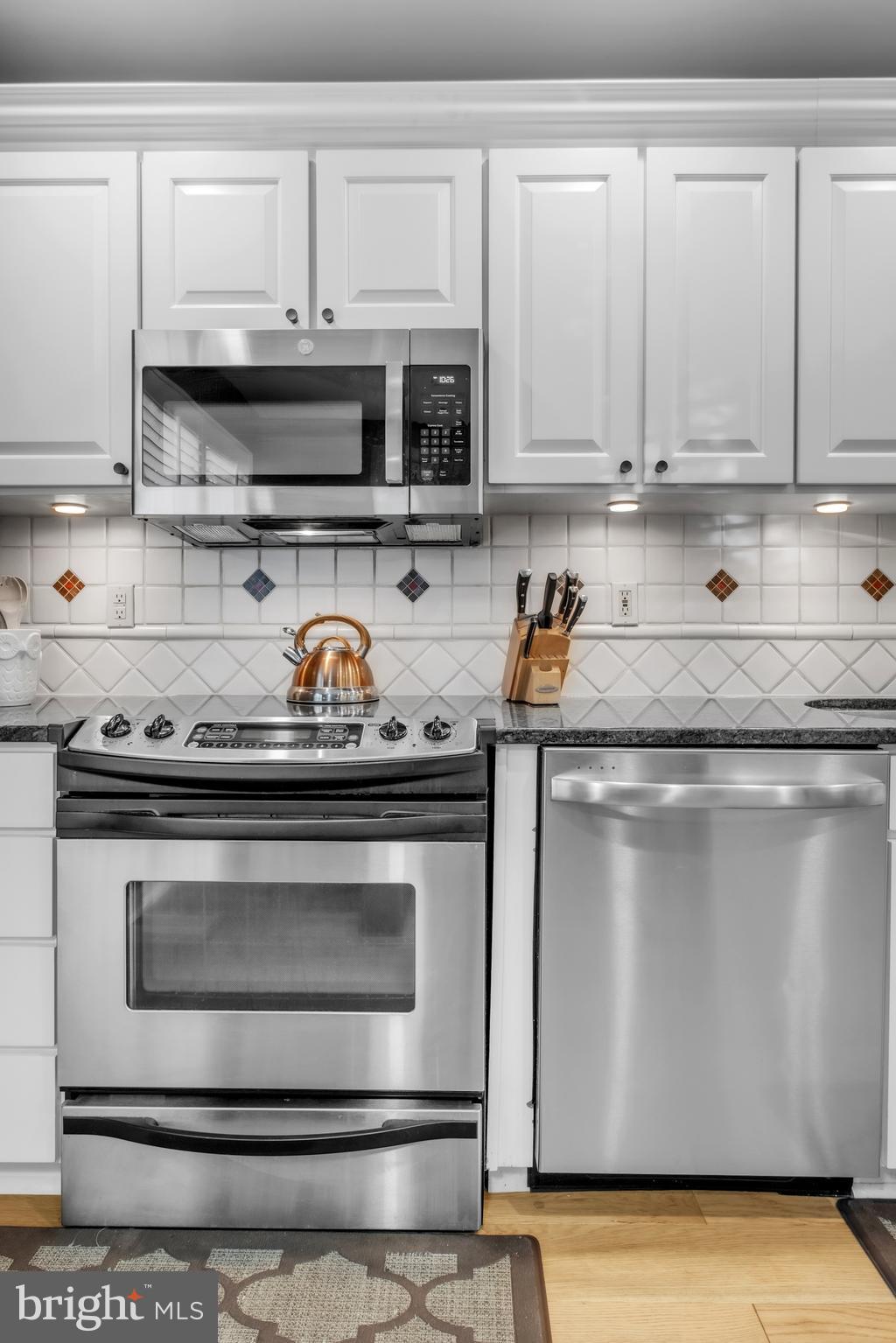 MONTROSE SQUARE - Residential