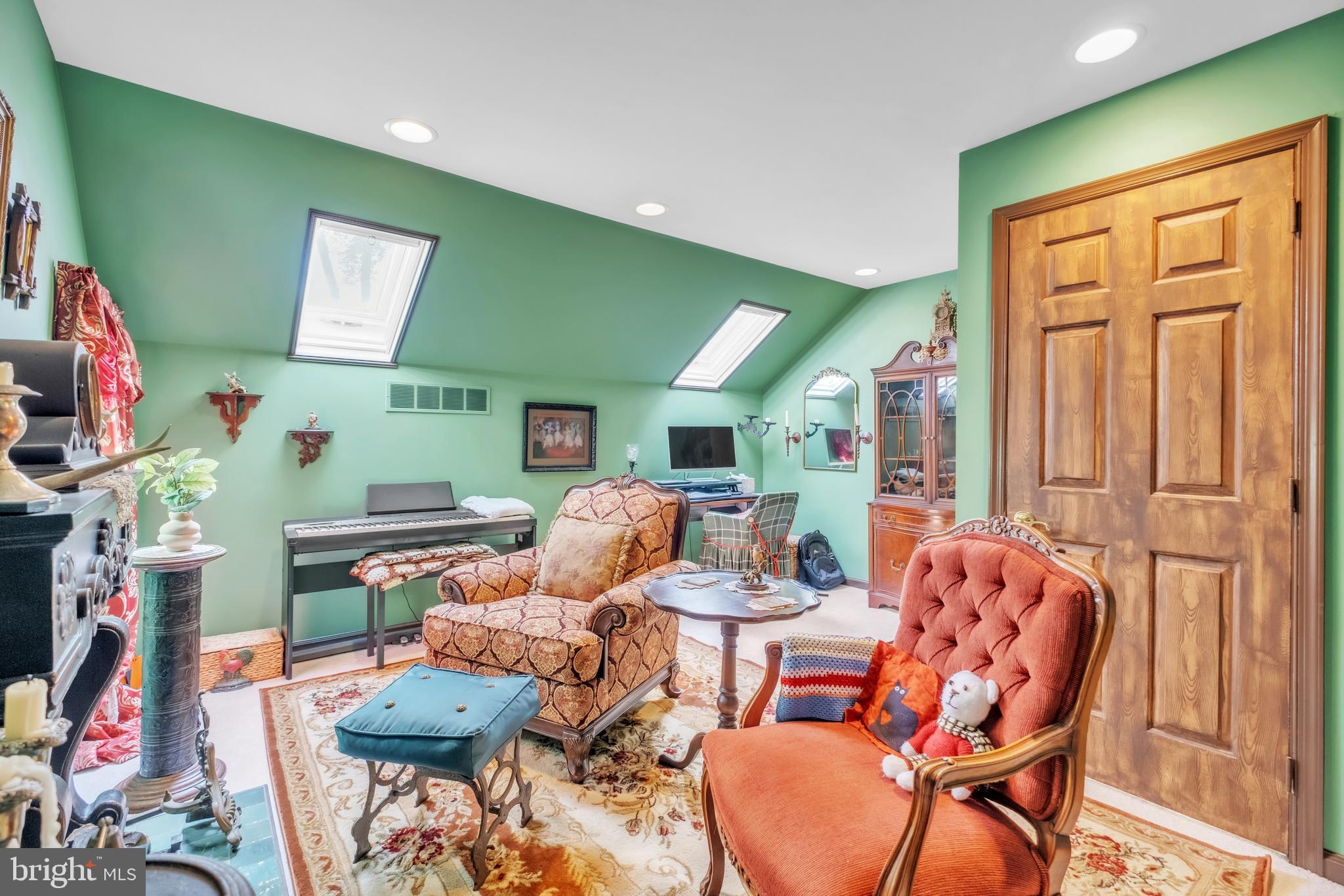 MONTROSE SQUARE - Residential