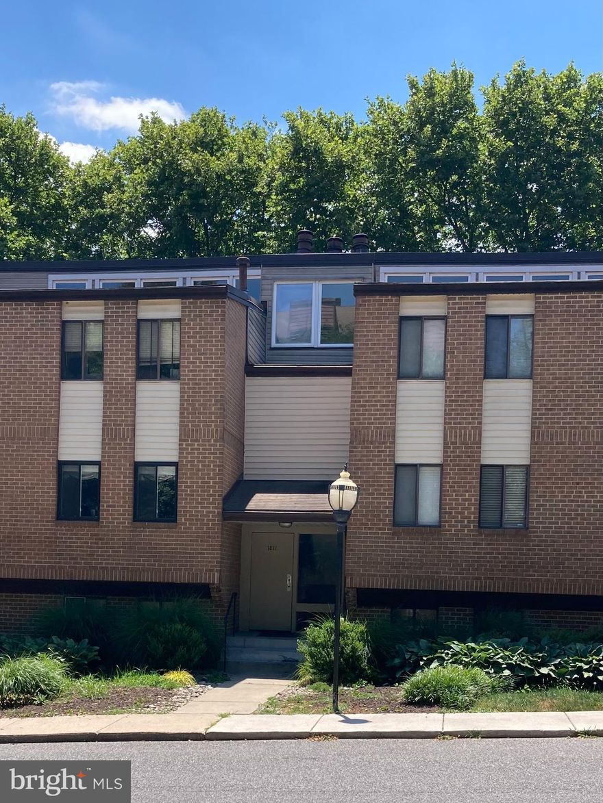 Large 1 bedroom ,ground level condo.  Hardwood and ceramic flooring throughout.  Stainless steel appliances. Gas heating and cooking included in condo fee . Large enclosed porch across the back of the unit. Separate storage locker.  Tennis courts  Close to shopping at Quarry lake.