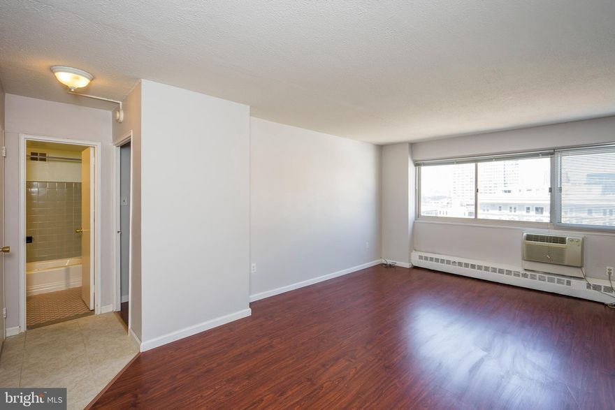 Enjoy city living from this oversized and bright one bedroom apartment with beautiful views of the city.  Close to restaurants, shopping, theaters and public transportation, this pet-friendly condo at Riverwest is in the center of it all. The campuses of Penn and Drexel, 30th Street Station and major hospitals are all just minutes away.