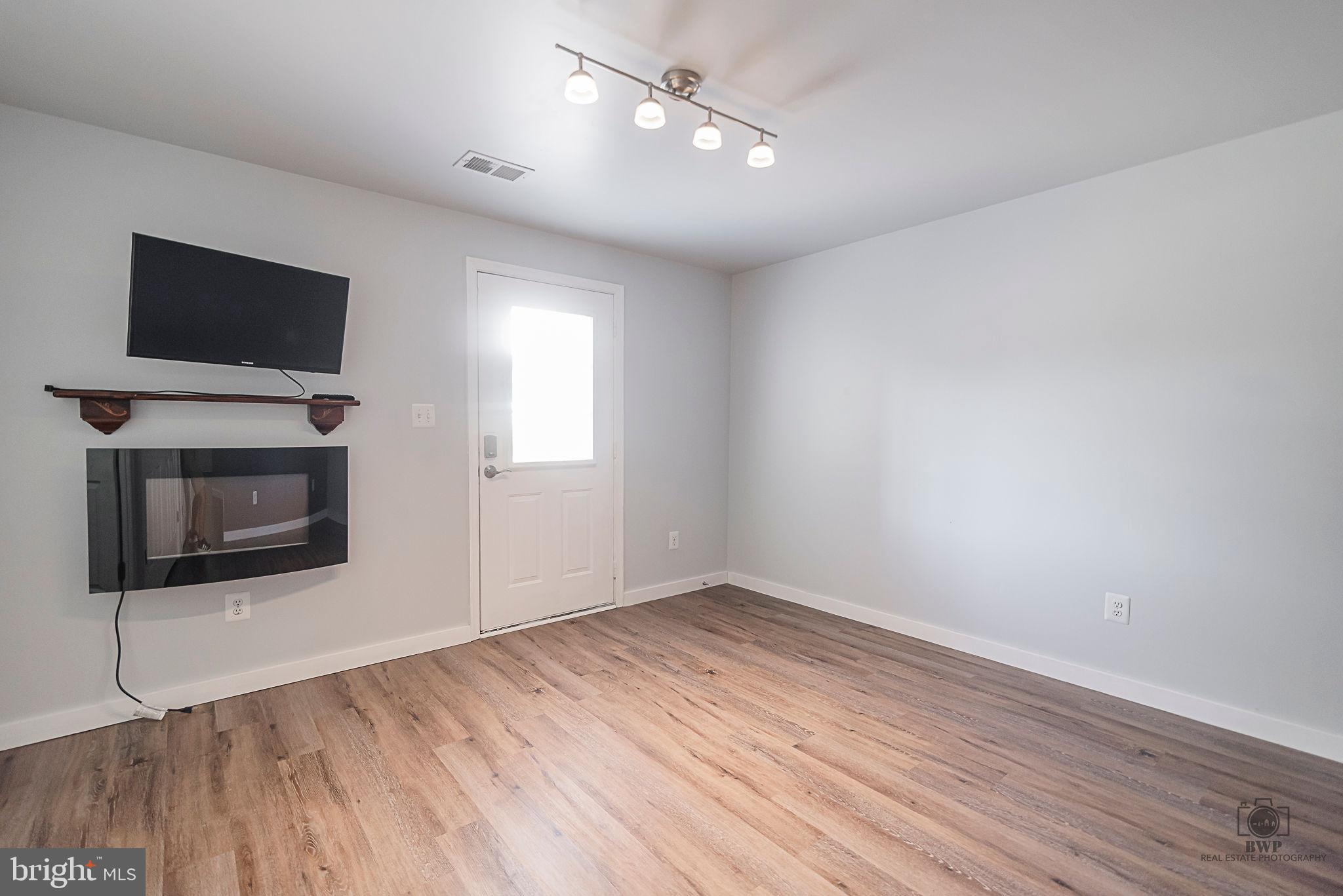 LAKELAND PLACE - Residential Lease