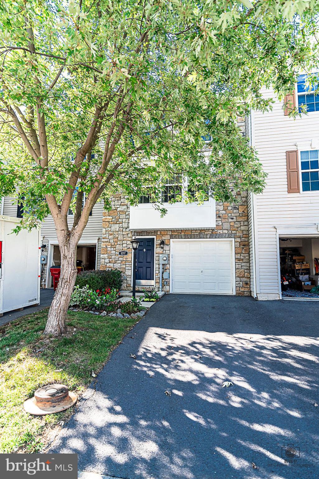 LAKELAND PLACE - Residential Lease