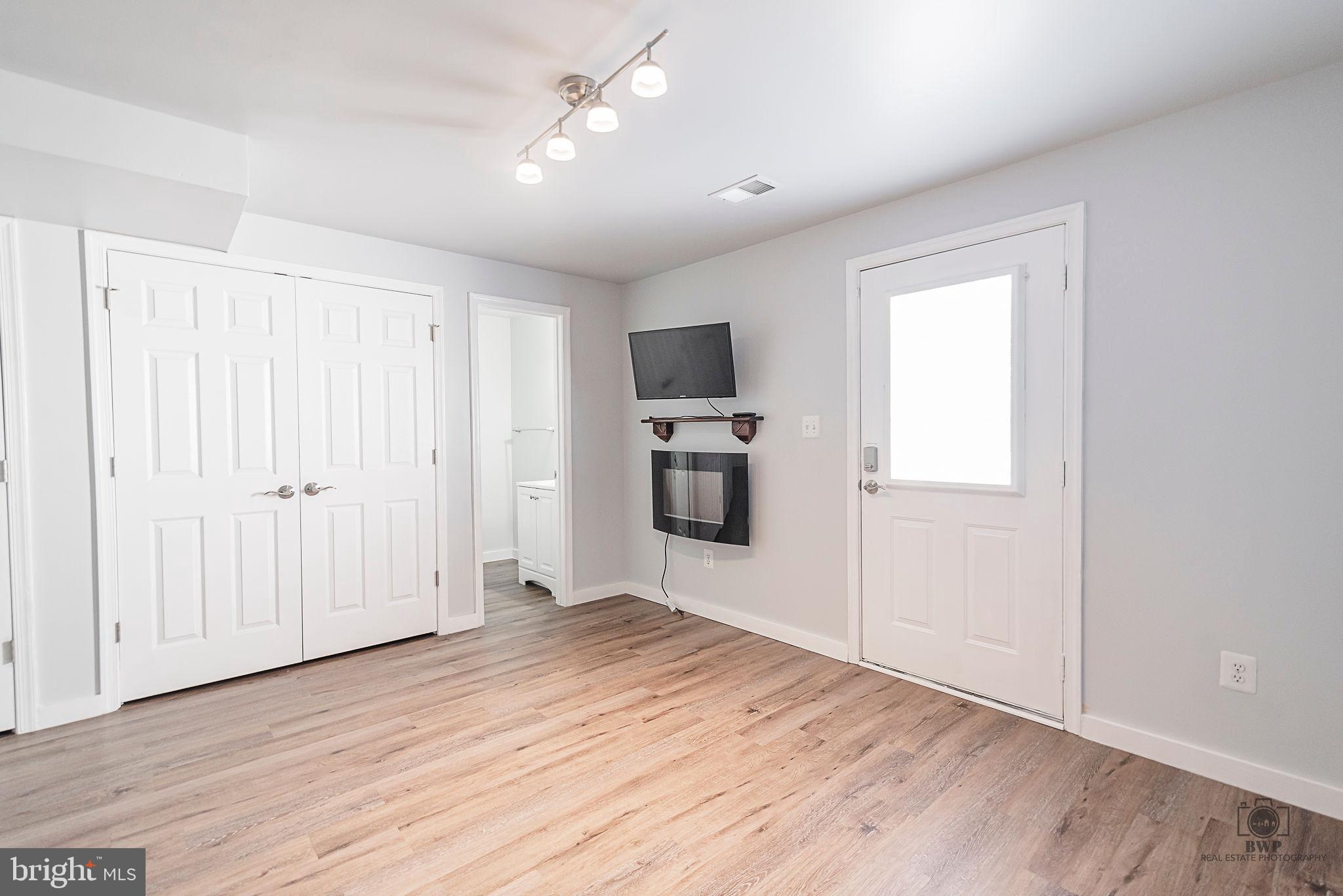 LAKELAND PLACE - Residential Lease