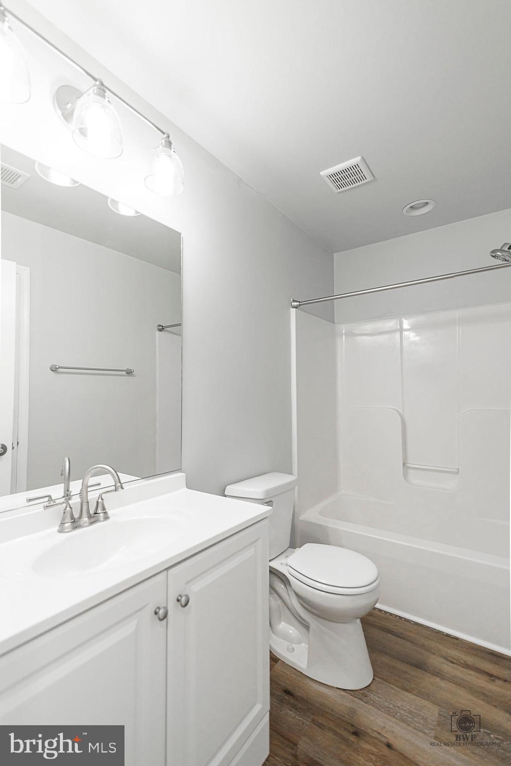 LAKELAND PLACE - Residential Lease