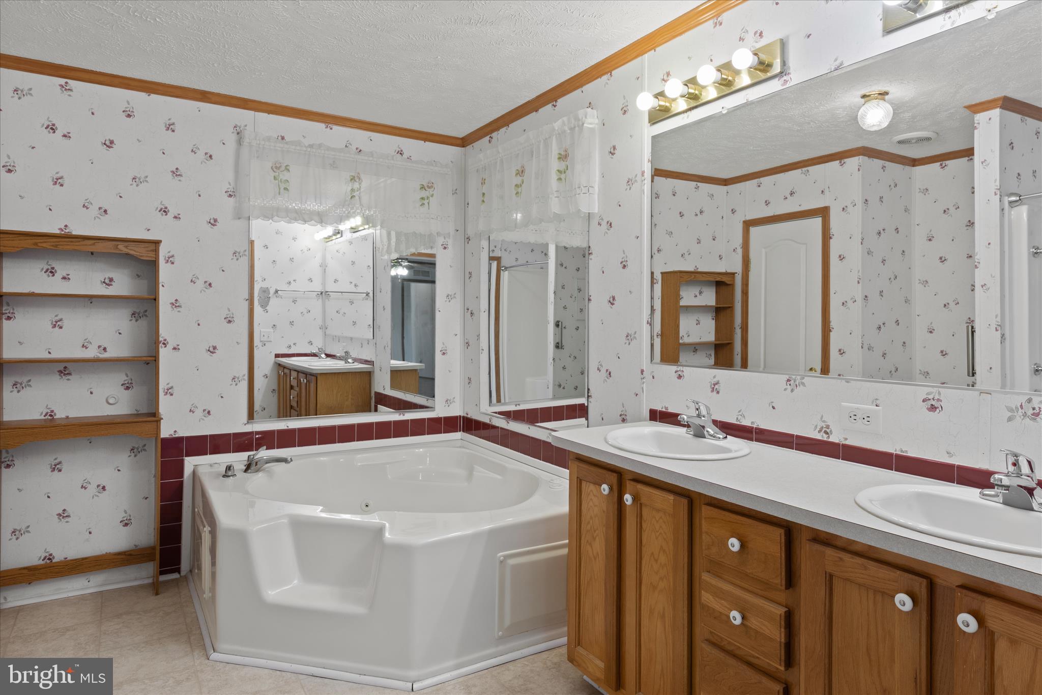 ANGOLA ESTATES - Residential