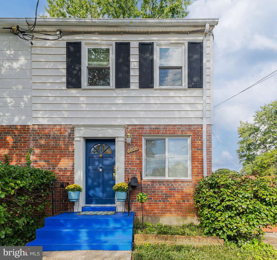 Just what you've been looking for! Check out this beautiful well-cared for home with an updated open kitchen, hardwood floors, and 2 spacious bedrooms. The private backyard retreat with deck and patios is here just in time for your perfect autumn gathering.  Add in a light-filled and updated bathroom, a cozy rec room, a large soaking tub in the second bathroom, fun accent lighting and private off street parking: and you get the very best in both comfort and convenience.