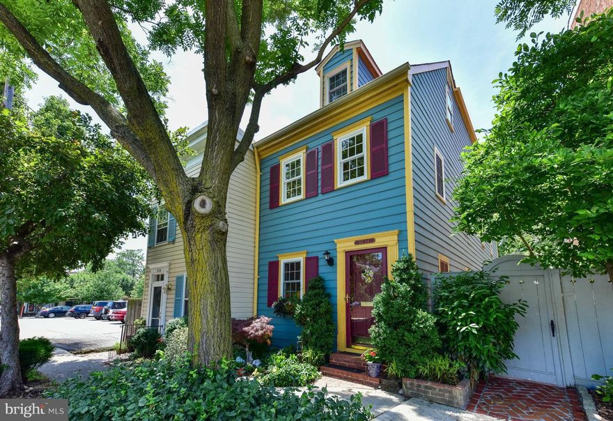 Handsome semi-detached TH in the heart of the SE quadrant.  Warm tasteful interior with dramatic, double height living room/entrance. Easy flowing spaces lead to an extensive wooden deck & luscious garden.  Upper level study/den. Master suite with generous dressing room. Separate laundry/utility rm. Many upgrades incl kitchen, baths, windows, hardwoods, recessed lighting, wainscoting & paint.