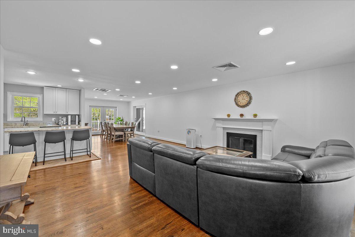 COUNTRY CLUB VIEW - Residential