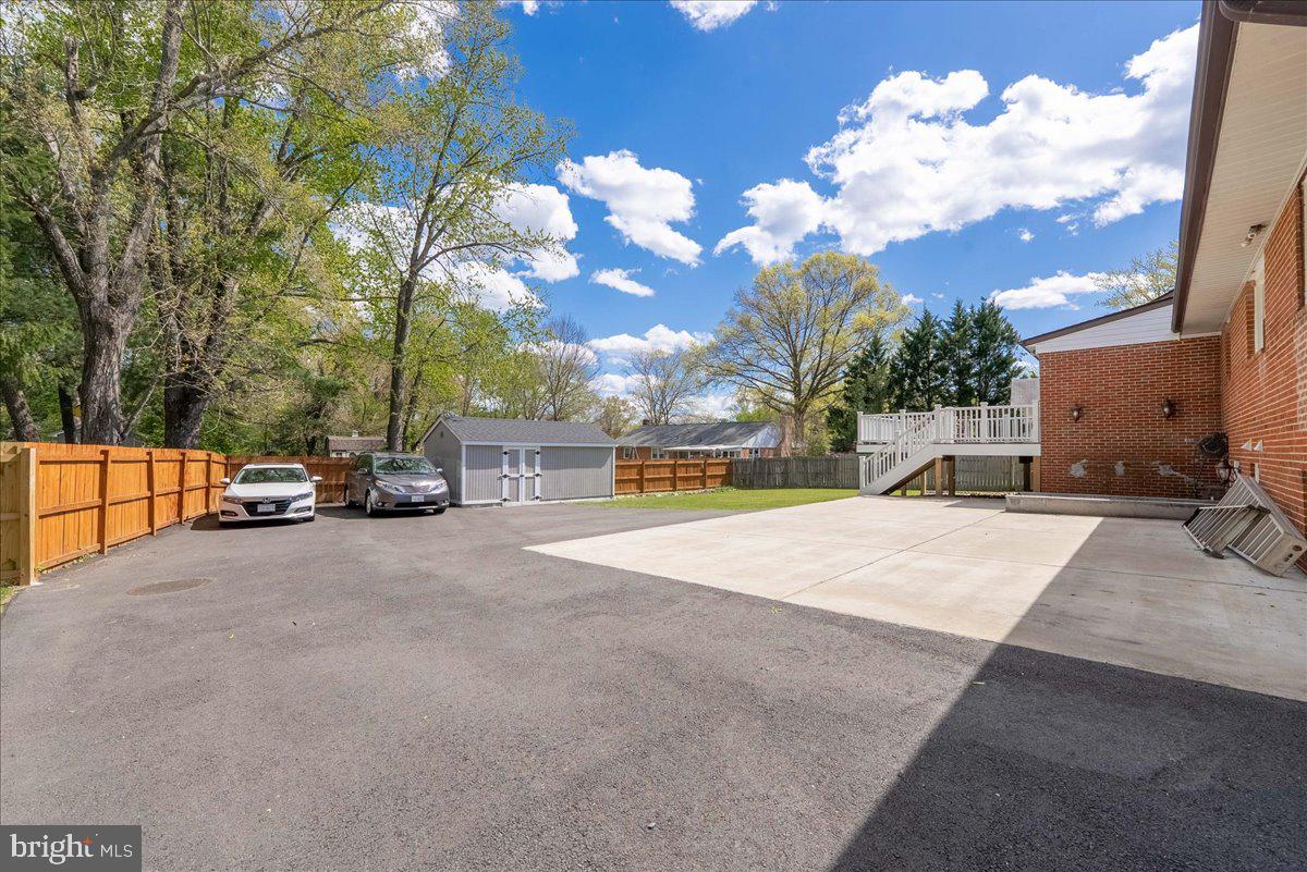 COUNTRY CLUB VIEW - Residential