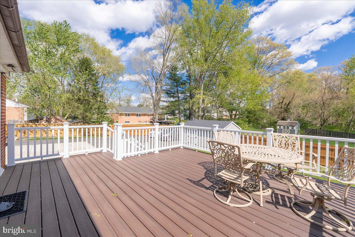 COUNTRY CLUB VIEW - Residential