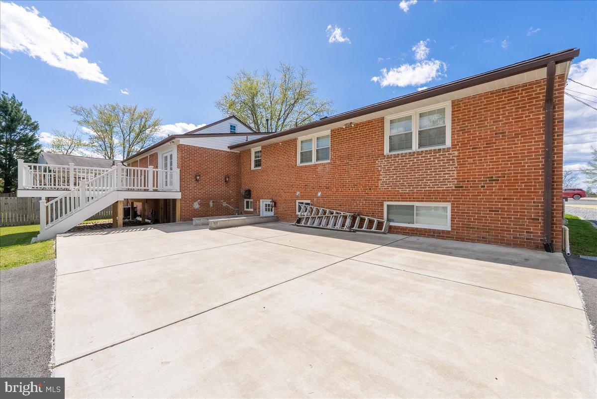 COUNTRY CLUB VIEW - Residential