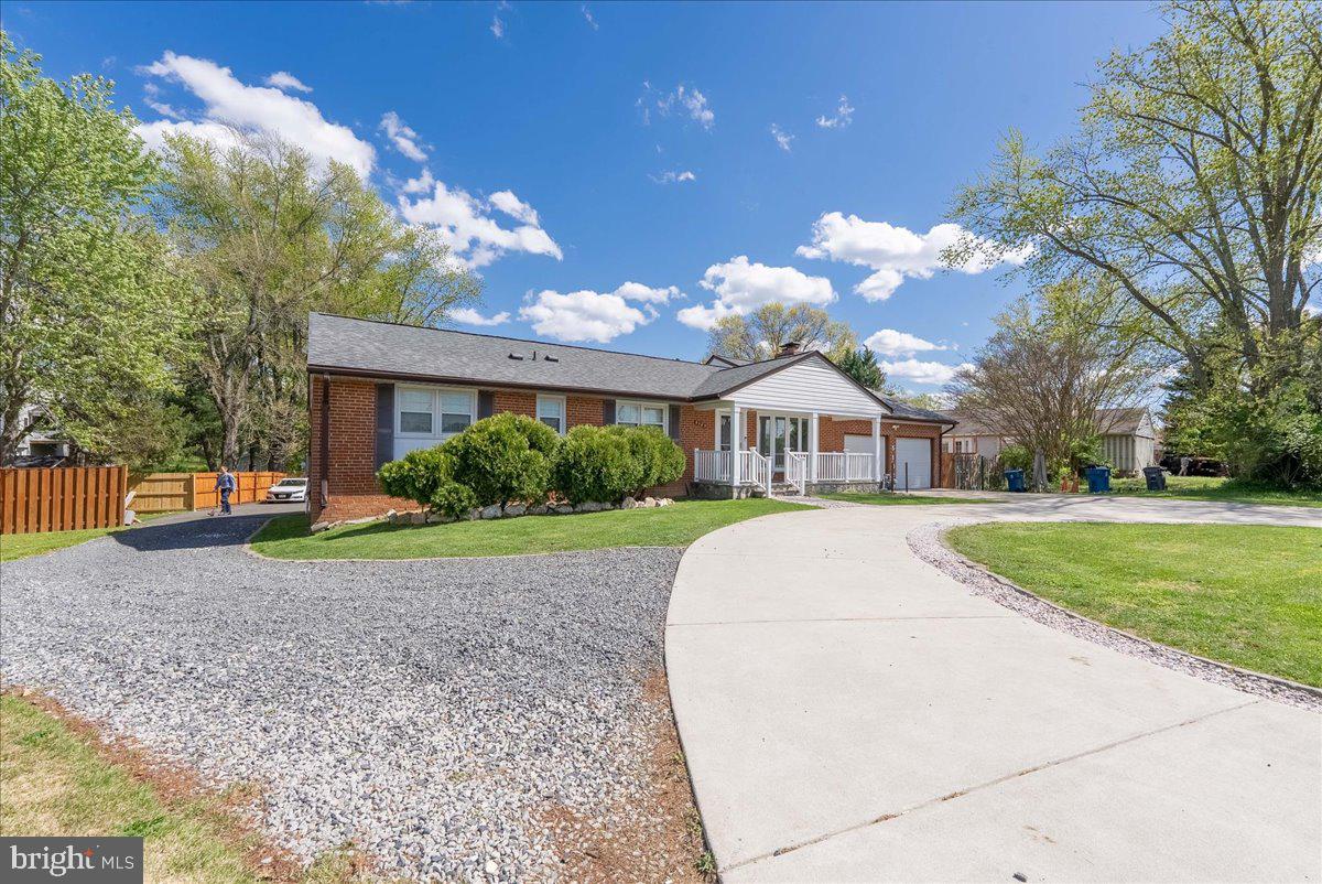 COUNTRY CLUB VIEW - Residential