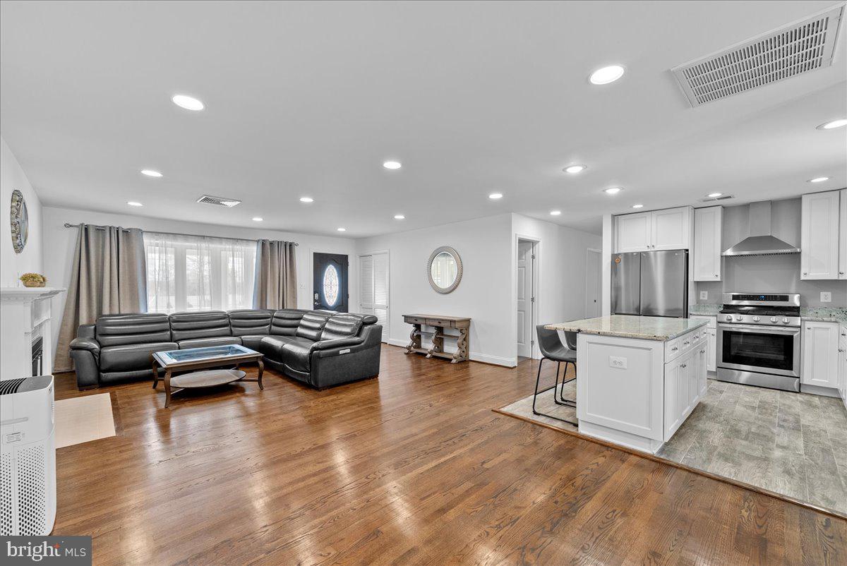 COUNTRY CLUB VIEW - Residential