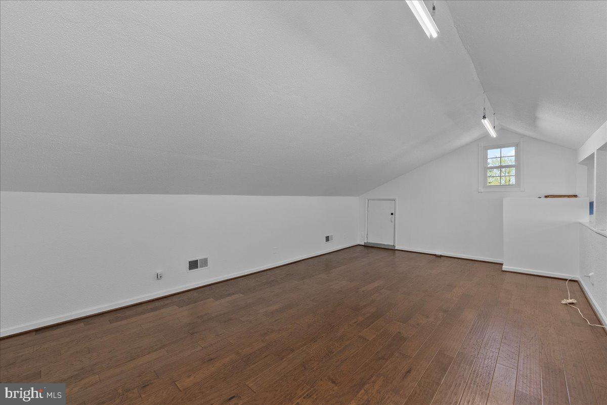 COUNTRY CLUB VIEW - Residential