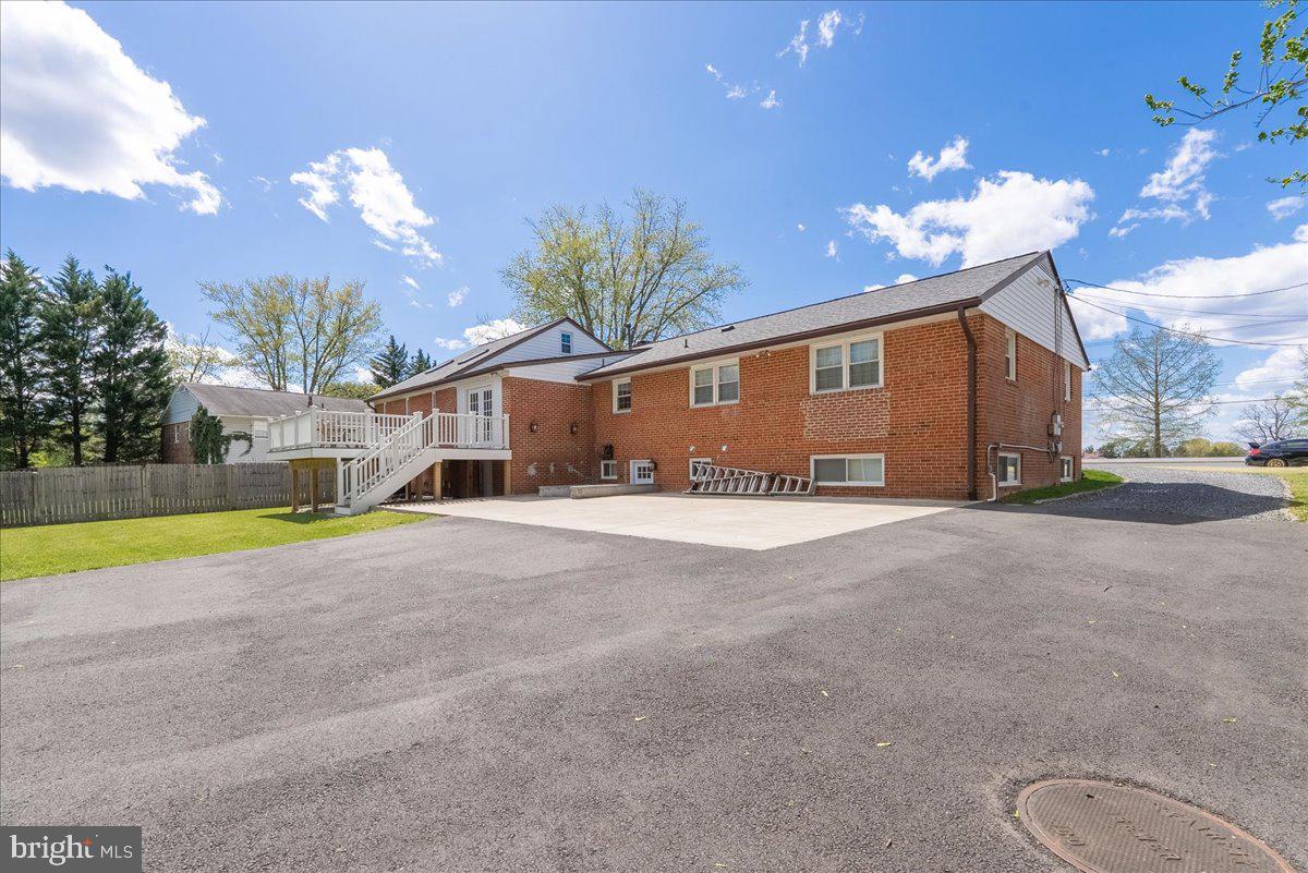 COUNTRY CLUB VIEW - Residential