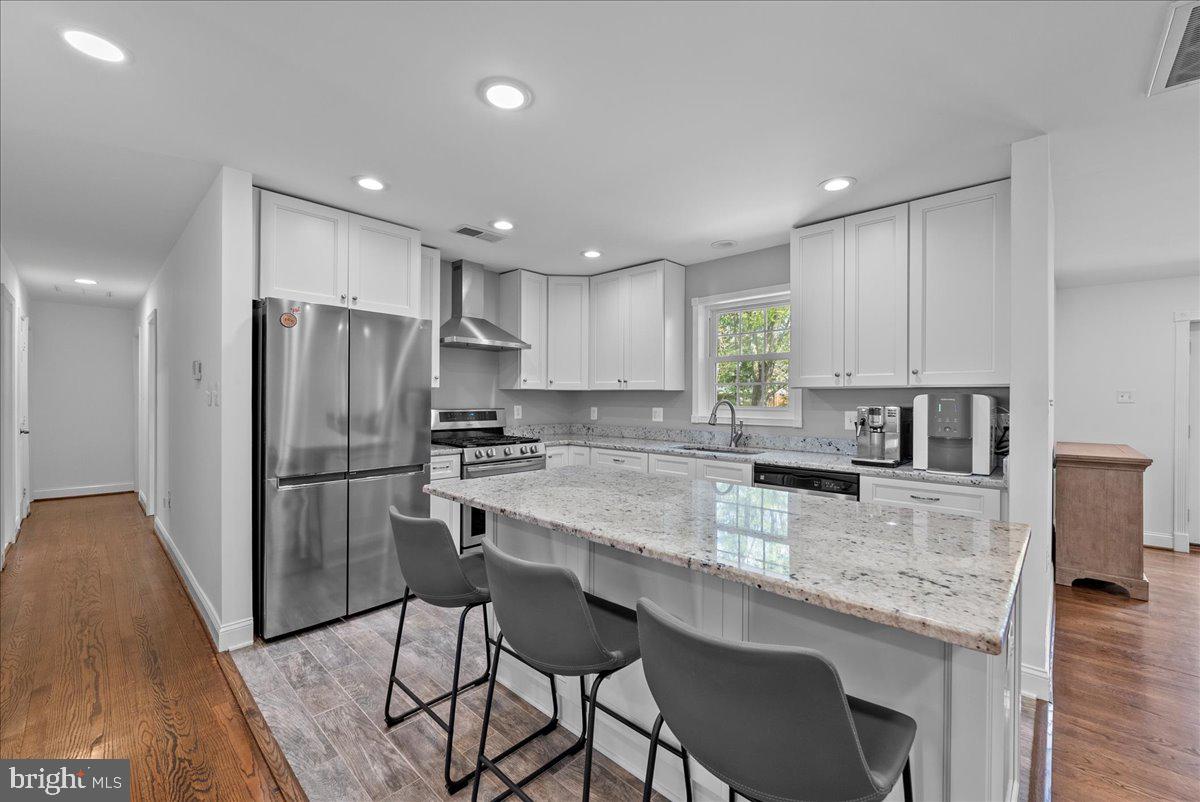 COUNTRY CLUB VIEW - Residential