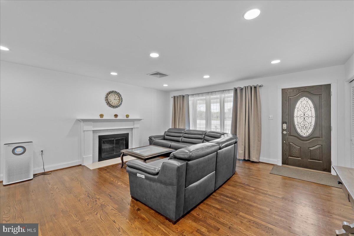 COUNTRY CLUB VIEW - Residential