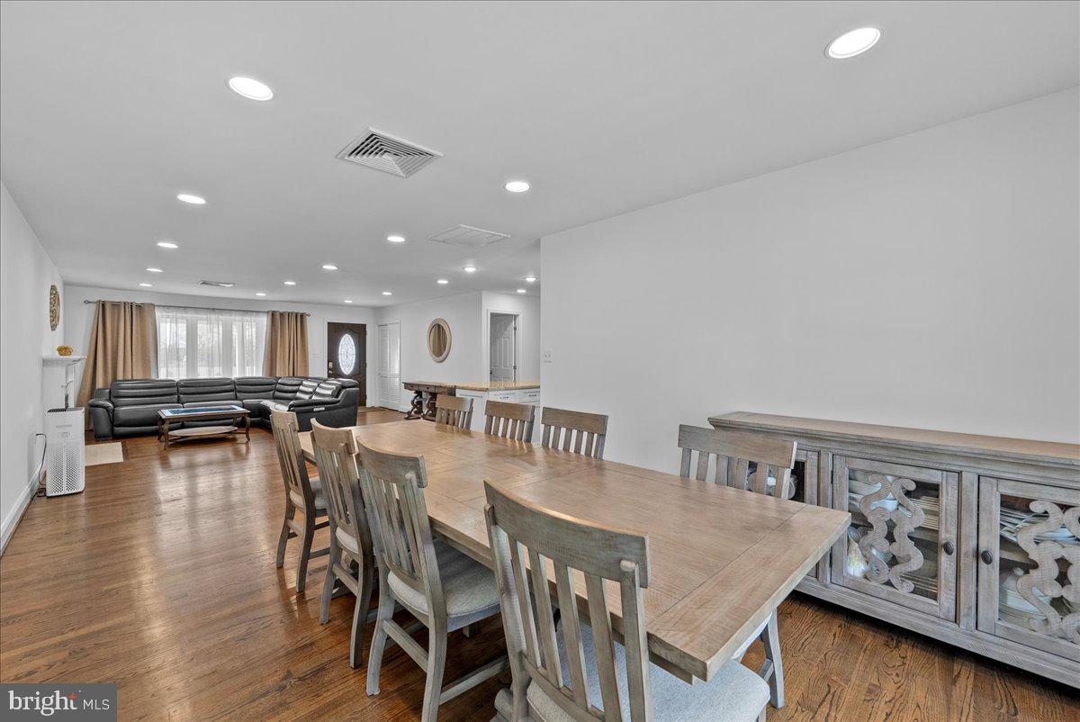 COUNTRY CLUB VIEW - Residential