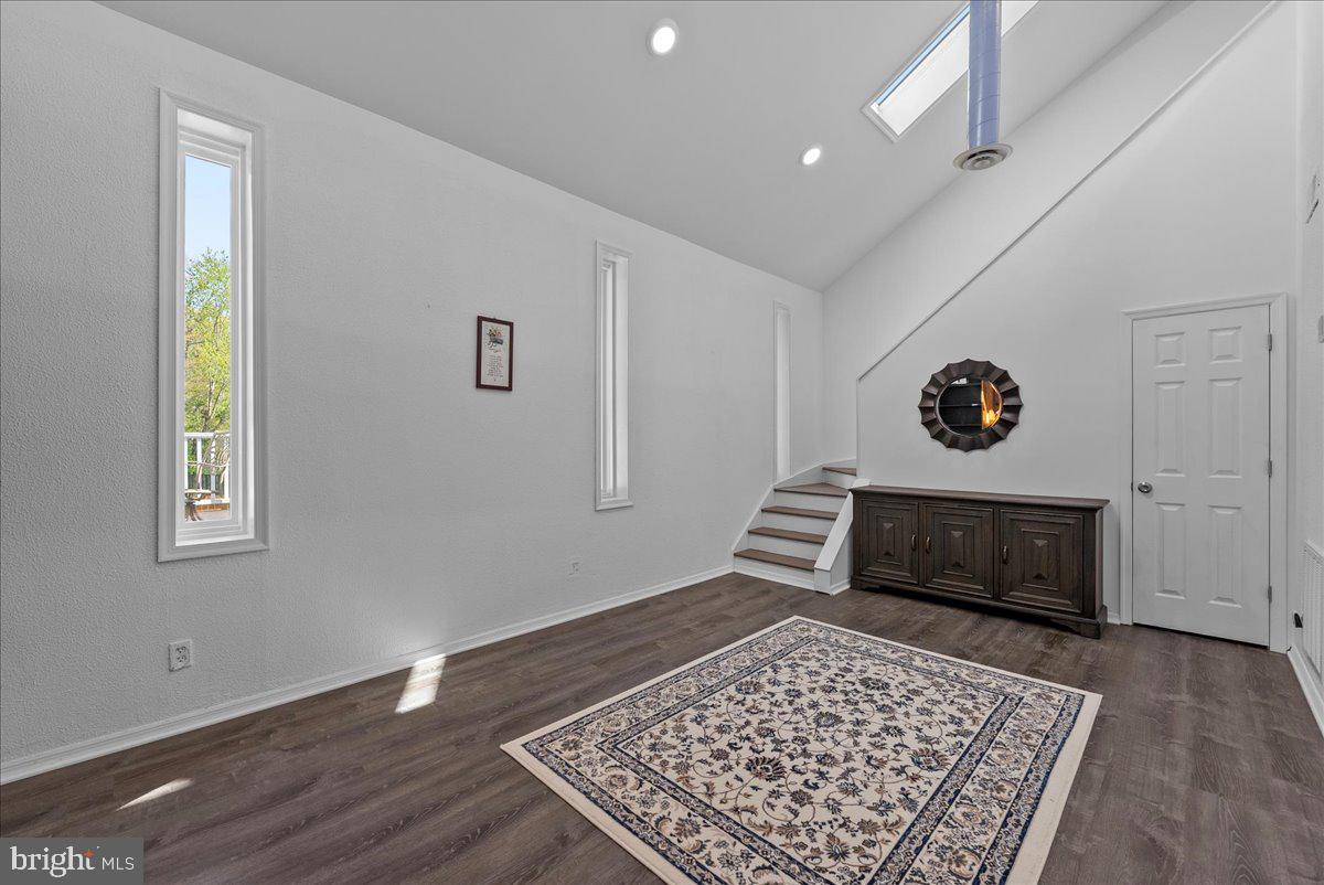 COUNTRY CLUB VIEW - Residential