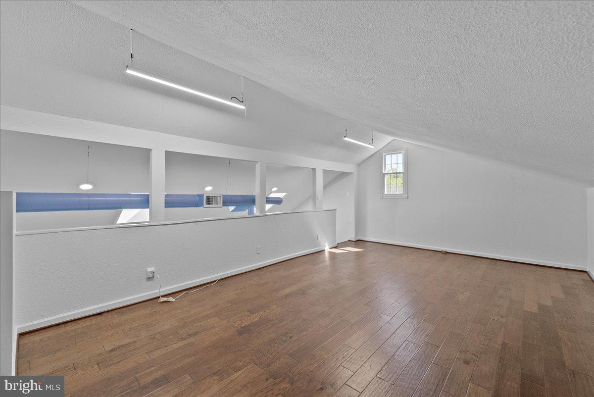 COUNTRY CLUB VIEW - Residential