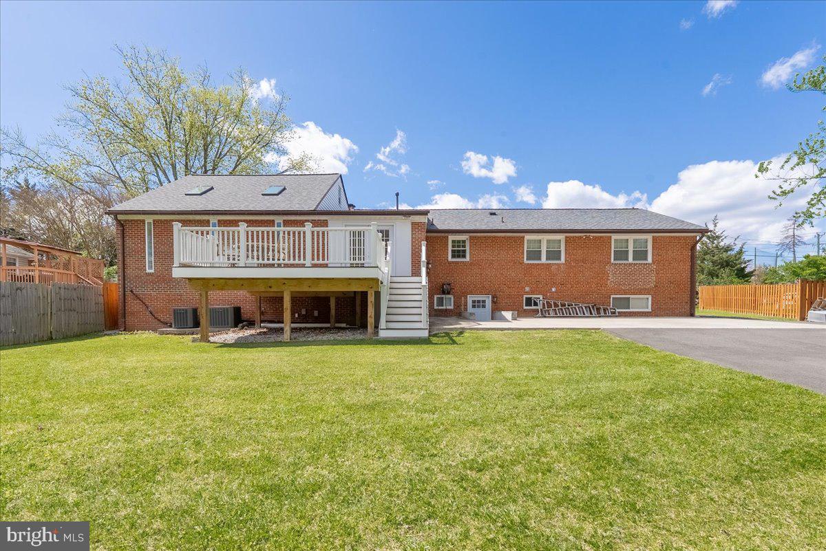 COUNTRY CLUB VIEW - Residential