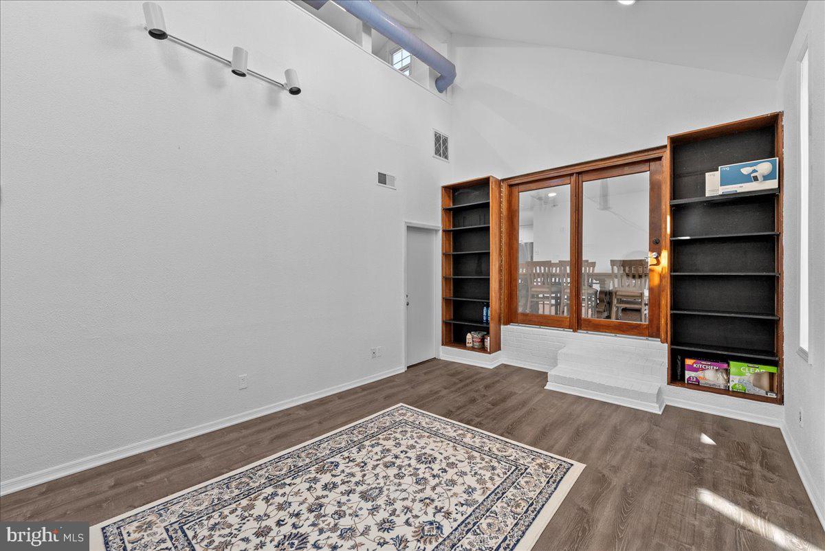 COUNTRY CLUB VIEW - Residential