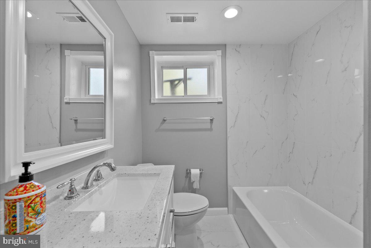 COUNTRY CLUB VIEW - Residential