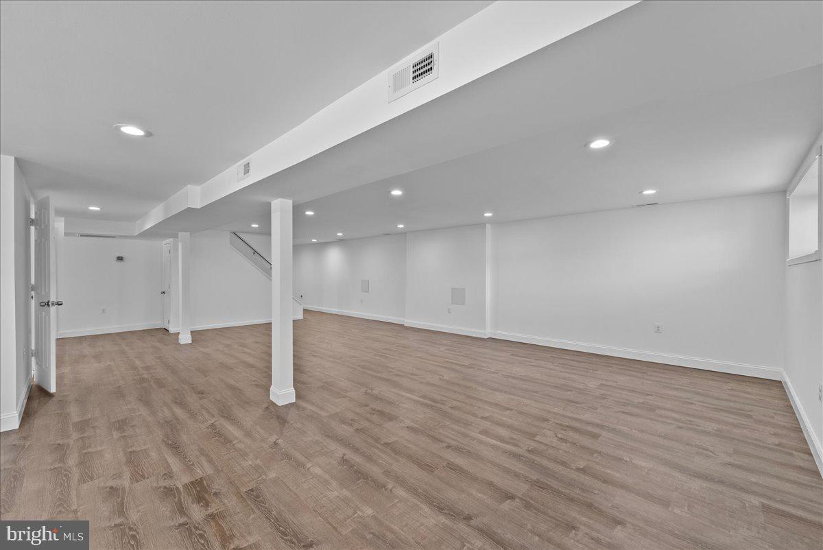 COUNTRY CLUB VIEW - Residential