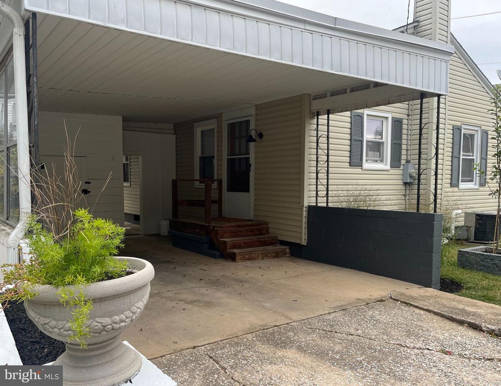 Photo of 114 N Seward Street, YORK, PA 17404 (MLS # PAYK2091636)