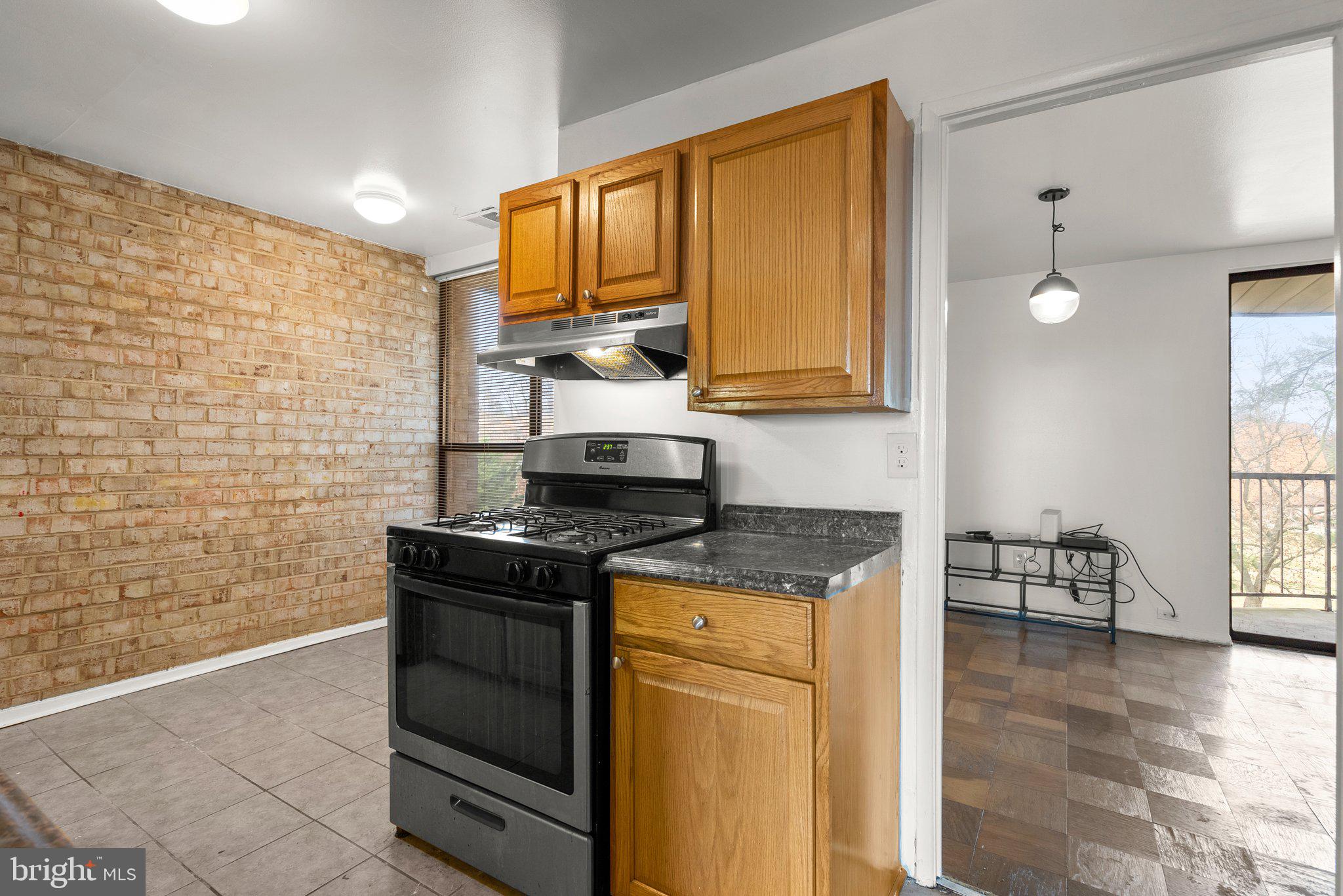 HUNTLEY SQUARE CONDOMINIUMS - Residential