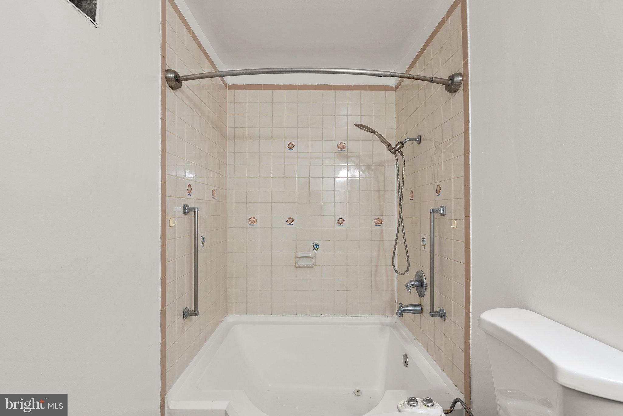 HUNTLEY SQUARE CONDOMINIUMS - Residential