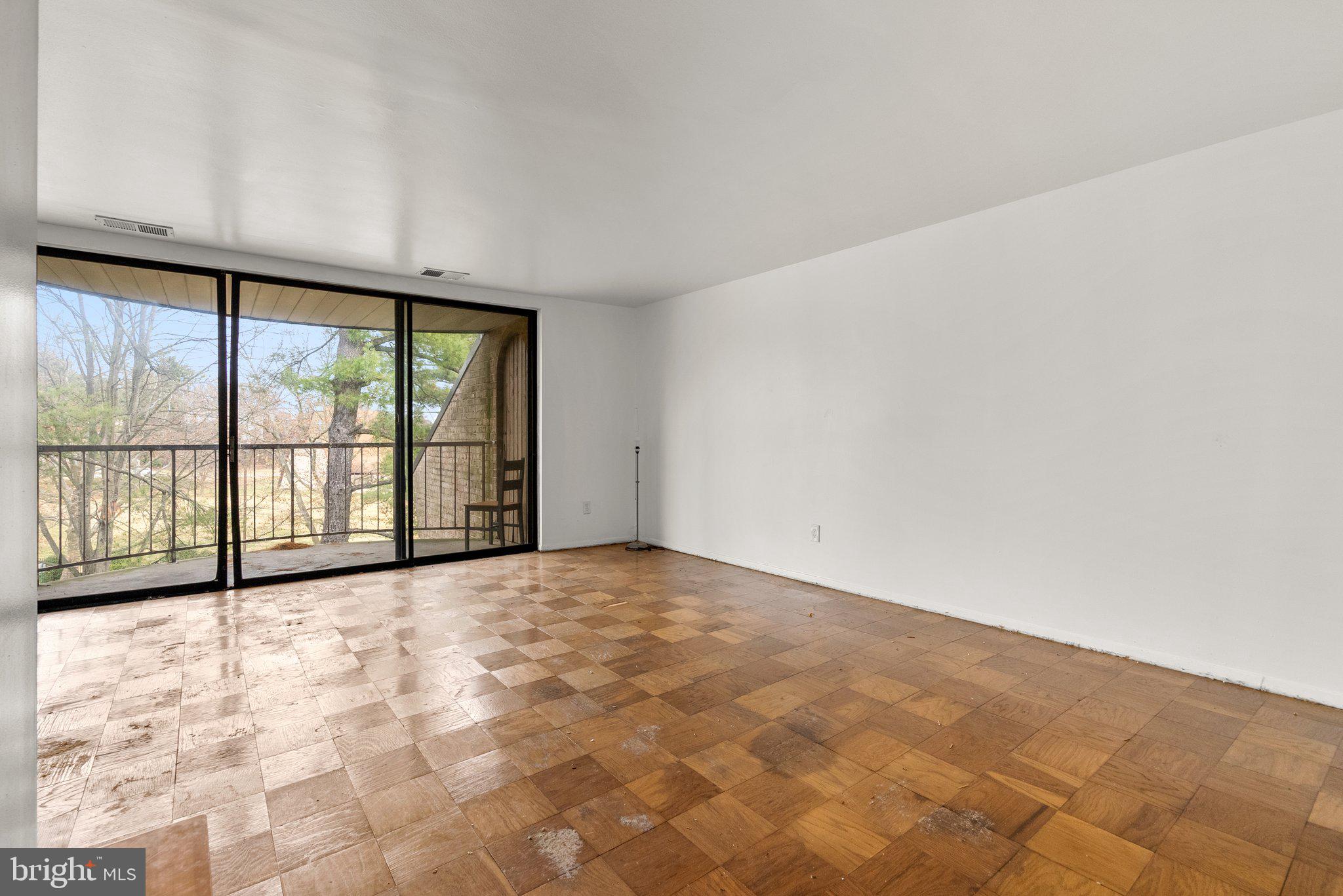 HUNTLEY SQUARE CONDOMINIUMS - Residential