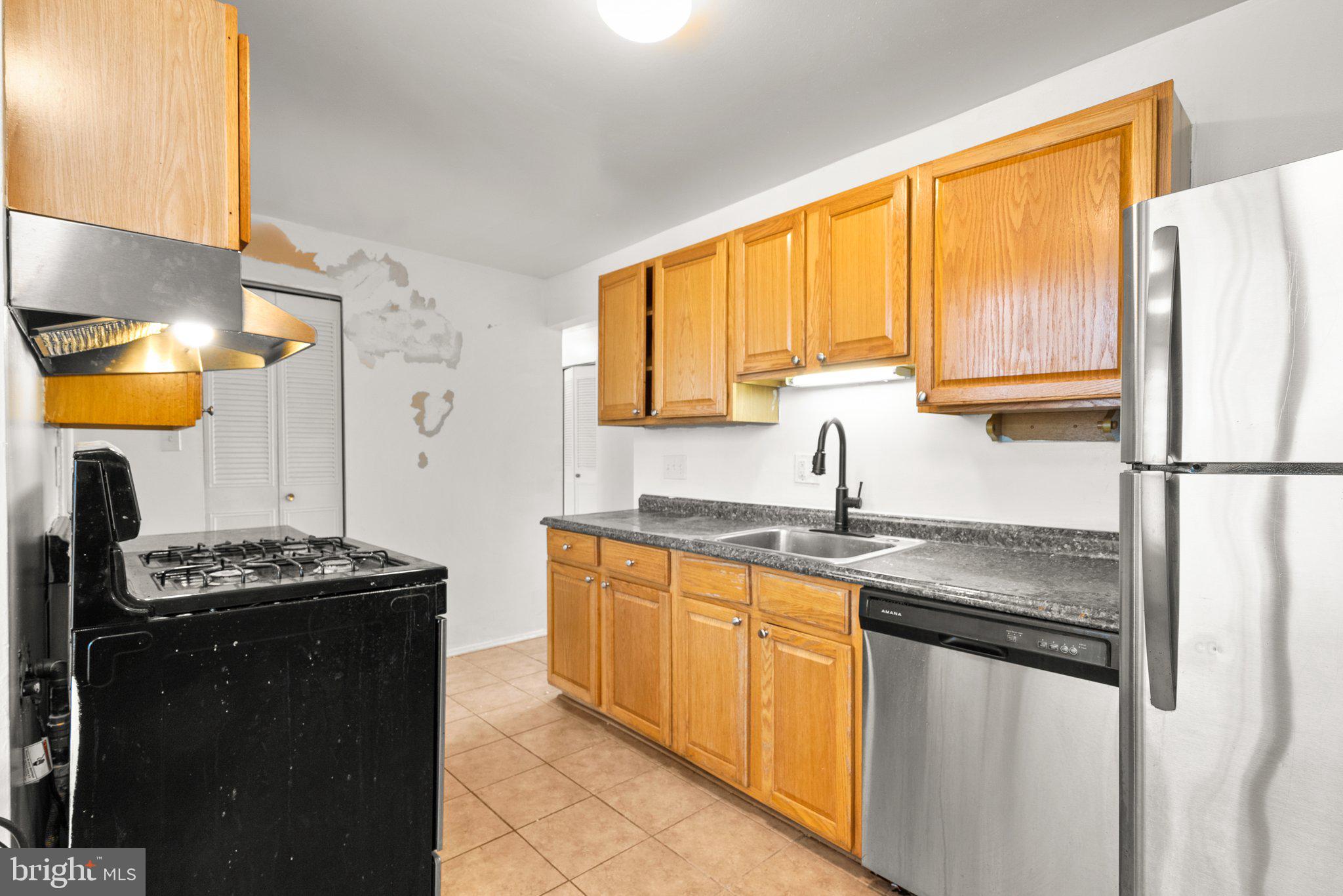 HUNTLEY SQUARE CONDOMINIUMS - Residential